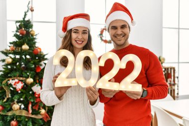 Mutlu bir şekilde gülümseyen İspanyol çift, 2022 ışıklandırmasını evde tutarak yeni yılı kutluyor..