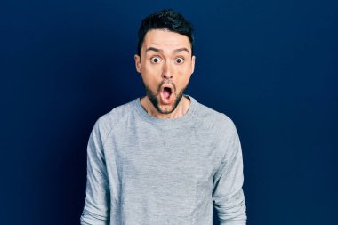 Gündelik kıyafetler giyen genç İspanyol adam korku ve heyecan dolu bir yüz ifadesiyle korkmuş ve şok olmuştu.. 