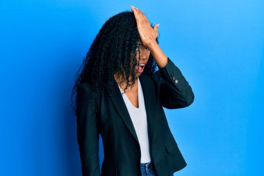 Orta yaşlı afro-amerikan kadın iş kıyafetleri giyiyordu. Yanlışlıkla kafa kafaya verildiğinde şaşırmıştı. Hatayı hatırla. Unuttum, kötü hafıza kavramı. 