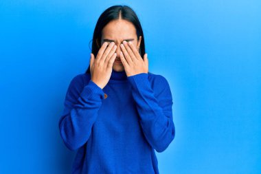 Sıradan bir kazak giyen genç Asyalı kadın yorgunluk ve baş ağrısı için gözlerini ovuşturuyor, uykulu ve yorgun bir ifade takınıyor. görme sorunu 