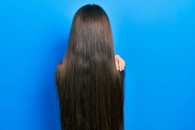 Balıkçı yaka kazak giyen genç esmer kız kendine sarılıyor, mutlu ve pozitif. Sevgi ve özgüven. 