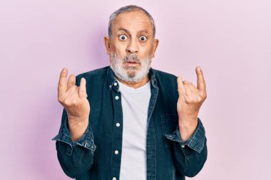 Yakışıklı, sakallı, taş mimikler ve kafası karışık ifadeler takınan bir adam. şüphe kavramı. 