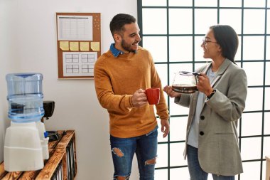 İki iş adamı ofiste kahve içerek rahatladı..