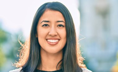 Genç İspanyol kadın gülümseyerek şehirde mutlu mesut yürüyor..