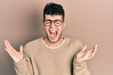 Gündelik kıyafetler ve gözlük takan genç İspanyol adam başarının çılgınlığını kutluyor. Kolları havada ve gözleri kapalı, heyecanlı çığlıklar atıyorlar. Kazanan konsept 