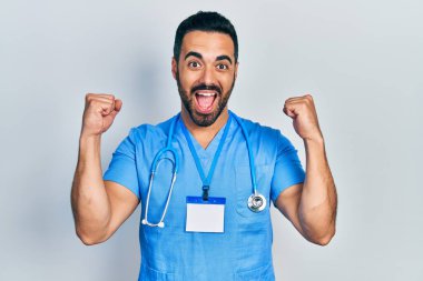 Yakışıklı, sakallı, doktor üniforması giyen, gururlu, zaferi kutlayan ve kollarını kaldırarak heyecanlanan İspanyol bir adam. 