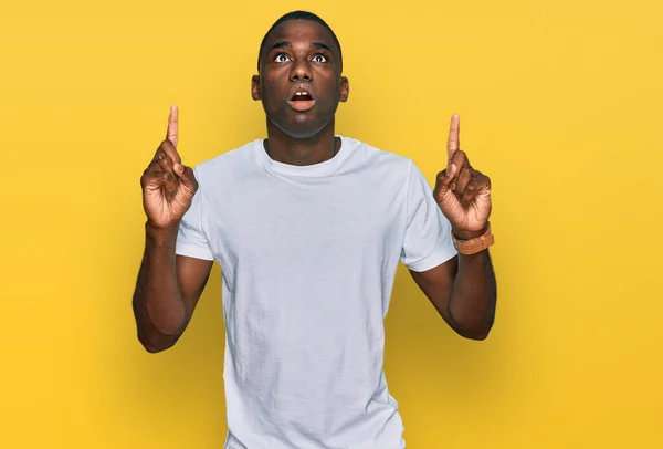 Jovem Afro Americano Vestindo Camisa Branca Casual Surpreso Surpreso Olhando — Fotografia de Stock