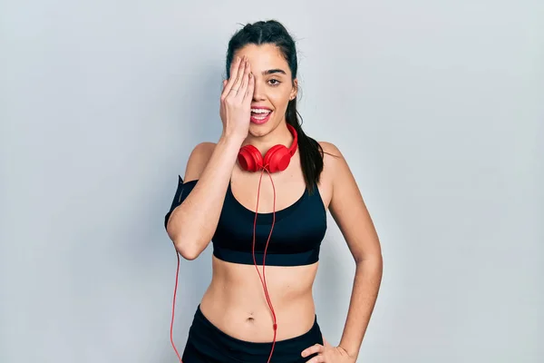 Menina Hispânica Jovem Vestindo Roupas Ginástica Usando Fones Ouvido Cobrindo — Fotografia de Stock