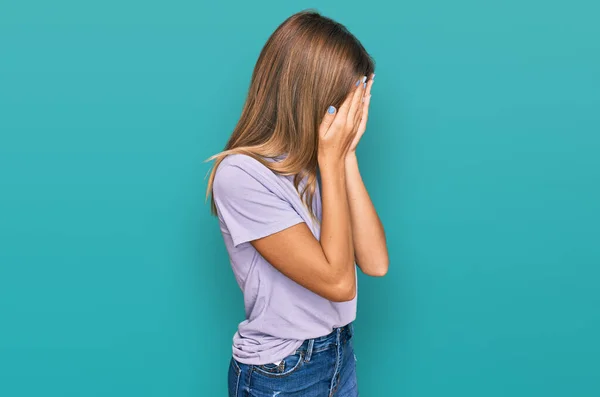 泣きながら手で顔を覆う悲しい表情のカジュアルな服を着た10代の白人女の子 うつ病の概念 — ストック写真