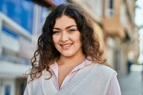 Young Hispanic Woman Smiling Happy Standing City — Stock Photo, Image