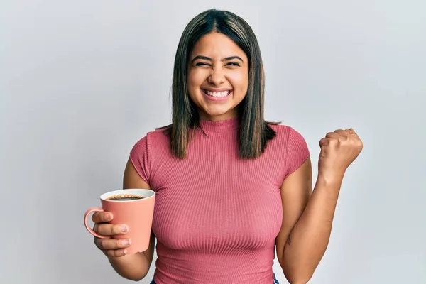 Νεαρή Λατίνα Γυναίκα Κρατώντας Τον Καφέ Ουρλιάζοντας Περήφανη Γιορτάζει Νίκη — Φωτογραφία Αρχείου