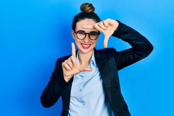 Jong Latijns Amerikaans Meisje Met Zakelijke Kleding Een Glimlachende Bril — Stockfoto