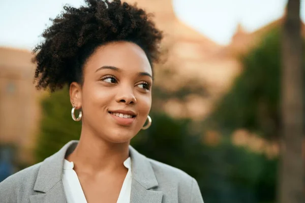 Jonge Afro Amerikaanse Zakenvrouw Glimlachend Gelukkig Staande Het Park — Stockfoto