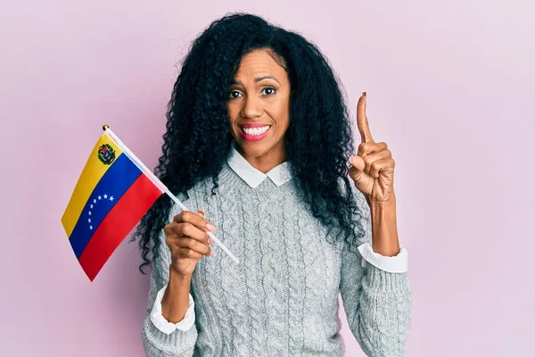 Middeleeuws Afrikaans Amerikaanse Vrouw Die Vlag Van Venezuela Vasthoudt Glimlachend — Stockfoto