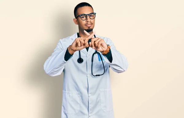 Joven Afroamericano Hombre Vistiendo Médico Uniforme Estetoscopio Rechazo Expresión Cruzar — Foto de Stock