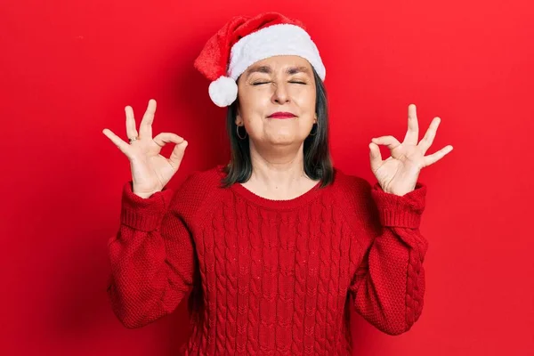 Middelbare Leeftijd Spaanse Vrouw Dragen Kerstmuts Ontspannen Glimlachen Met Ogen — Stockfoto