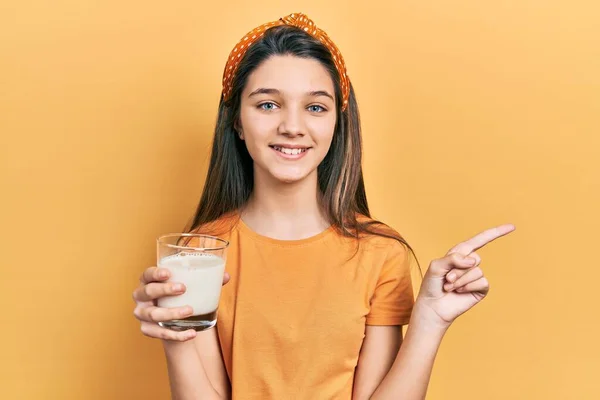 Ung Brunett Flicka Dricka Ett Glas Mjölk Leende Glad Pekar — Stockfoto