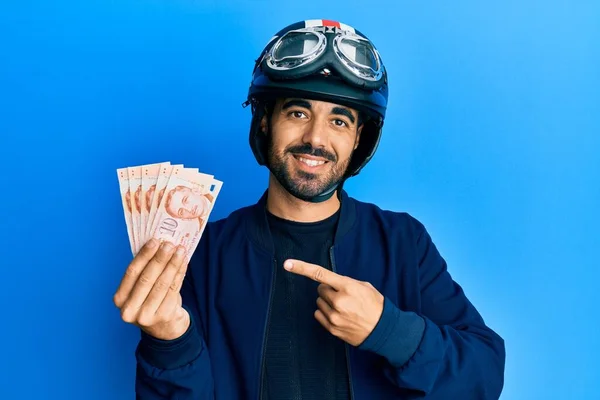 오토바이 헬멧을 단두대를 행복하게 손가락으로 가리키는 달러를 여행자 — 스톡 사진