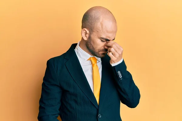 사업용 양복을 넥타이를 스페인 남자는 느끼며 문질러 하였다 스트레스와 좌절의 — 스톡 사진