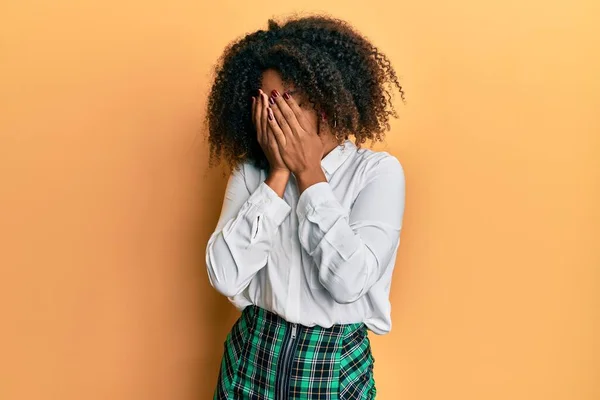 Schöne Afrikanisch Amerikanische Frau Mit Afro Haaren Trägt Gelehrtenrock Mit — Stockfoto