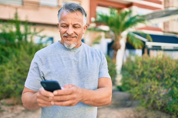 Μεσήλικας Ισπανόφωνος Γκριζομάλλης Άντρας Χαμογελώντας Χαρούμενος Χρησιμοποιώντας Smartphone Στο Πάρκο — Φωτογραφία Αρχείου