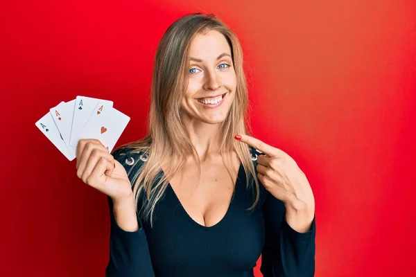 美しいですCaucasian女性保持エースポーカーカード笑顔幸せなポインティングとともに手と指 — ストック写真