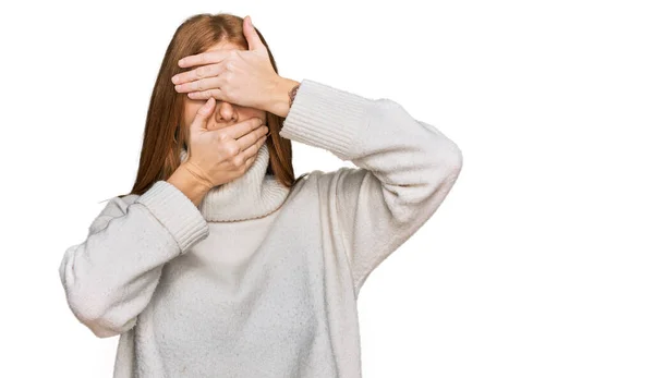 Jeune Femme Irlandaise Portant Pull Hiver Décontracté Couvrant Les Yeux — Photo