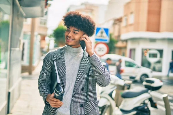 Jeune Homme Affaires Afro Américain Parlant Sur Smartphone Tenant Une — Photo