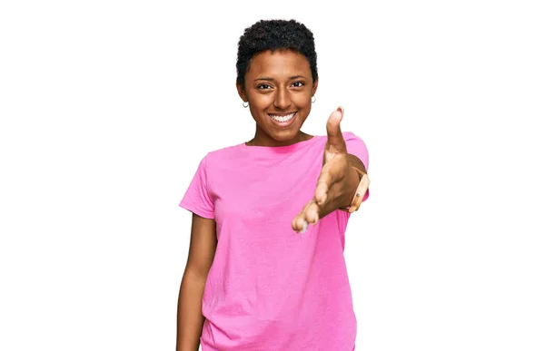 若いアフリカ系アメリカ人女性を着てカジュアルな服を笑顔明るい提供ヤシの手を支援し 受け入れを与える — ストック写真