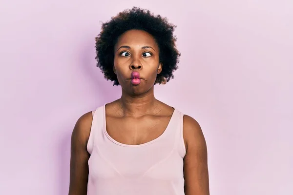 Mujer Afroamericana Joven Con Camiseta Casual Sin Mangas Haciendo Cara — Foto de Stock