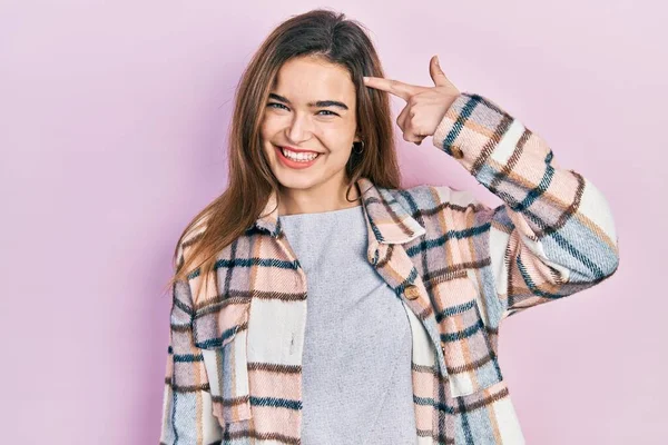 Ung Kaukasiska Flicka Bär Casual Kläder Ler Pekar Huvudet Med — Stockfoto