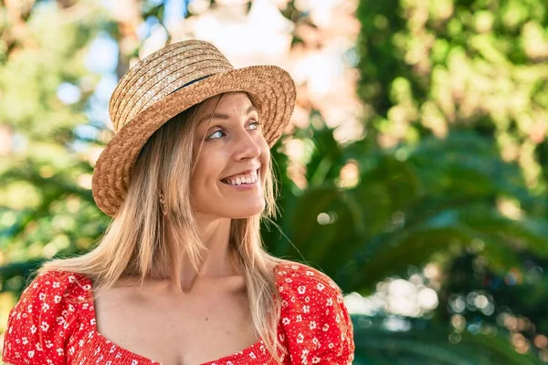 Jovem Loira Turista Vestindo Estilo Verão Andando Parque — Fotografia de Stock