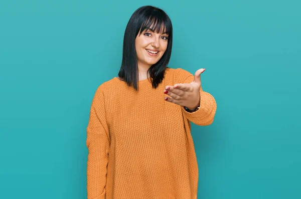 Jonge Spaanse Vrouw Draagt Casual Kleding Glimlachend Vrolijk Aanbieden Palm — Stockfoto