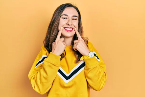 Νεαρό Ισπανόφωνο Κορίτσι Φορώντας Casual Ρούχα Χαμογελώντας Ανοιχτό Στόμα Δάχτυλα — Φωτογραφία Αρχείου