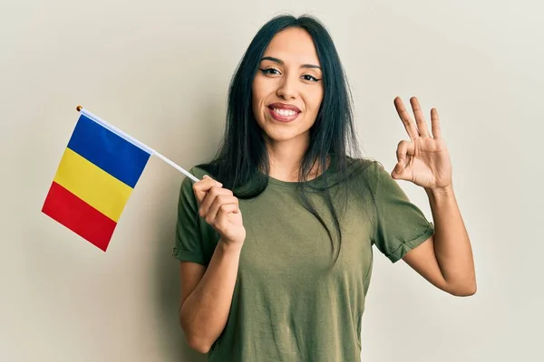 Jong Spaans Meisje Met Romania Vlag Doet Teken Met Vingers — Stockfoto