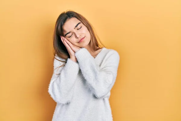 Joven Chica Caucásica Usando Ropa Casual Durmiendo Cansada Soñando Posando — Foto de Stock