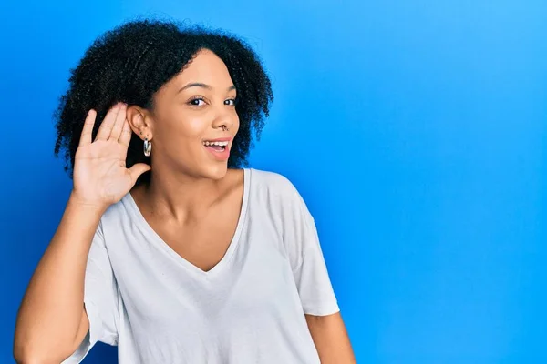 年轻的非洲裔美国女孩穿着随意的白色T恤 双手相对地听着流言蜚语 面带微笑 聋的概念 — 图库照片