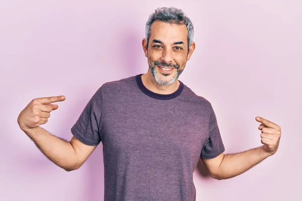 Bonito Homem Meia Idade Com Cabelos Grisalhos Vestindo Camiseta Casual — Fotografia de Stock