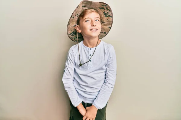 Pequeno Garoto Caucasiano Vestindo Chapéu Explorador Olhando Para Lado Relaxar — Fotografia de Stock
