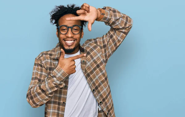 Jonge Afro Amerikaanse Man Met Baard Casual Kleding Een Glimlachende — Stockfoto