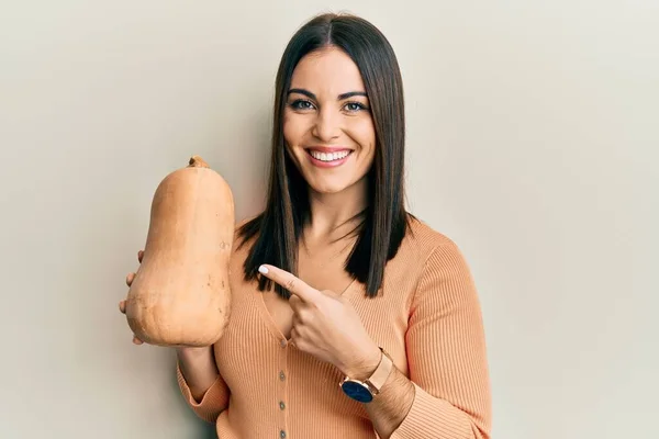 Jovem Morena Segurando Abóbora Fresca Saudável Sorrindo Feliz Apontando Com — Fotografia de Stock