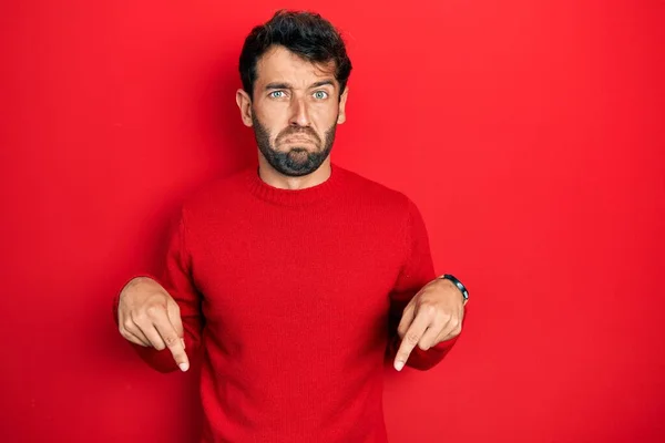 Beau Homme Avec Barbe Portant Pull Rouge Décontracté Pointant Vers — Photo