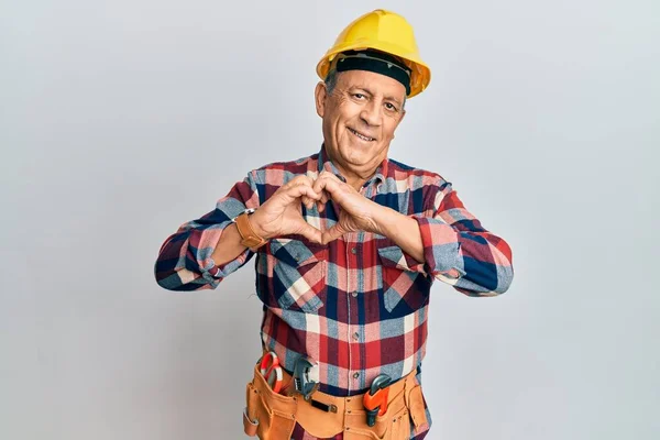 Hombre Hispano Mayor Vistiendo Uniforme Manitas Sonriendo Amor Haciendo Forma — Foto de Stock