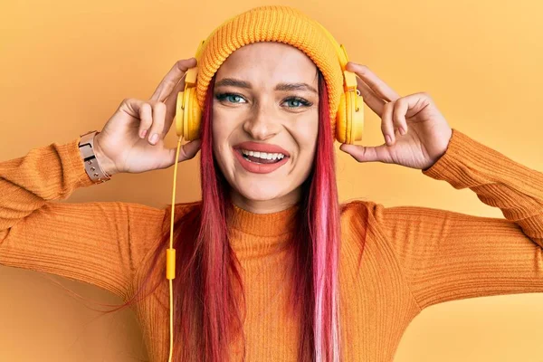 Mujer Caucásica Joven Escuchando Música Usando Auriculares Sonriendo Con Una — Foto de Stock