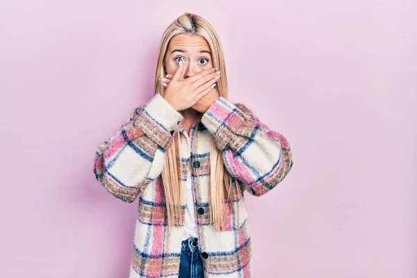 Jong Blond Meisje Draagt Casual Kleding Geschokt Bedekken Mond Met — Stockfoto