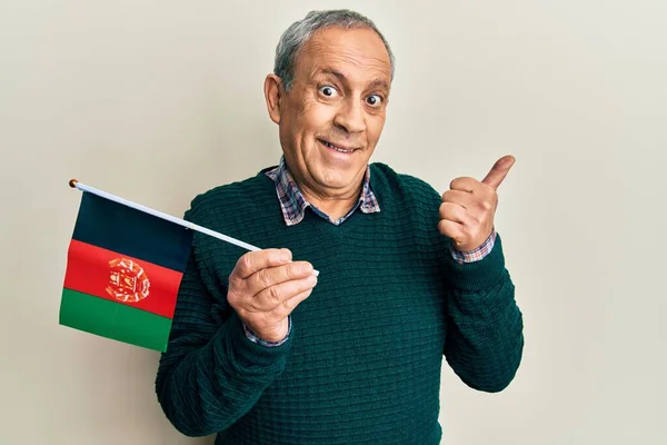 Stilig Senior Man Med Grått Hår Håller Afghanistan Flagga Pekar — Stockfoto
