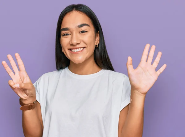 Młoda Azjatycka Kobieta Luźnej Białej Koszuli Pokazuje Wskazuje Palcem Numer — Zdjęcie stockowe