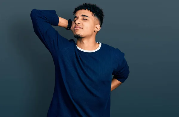 Junger Afrikanisch Amerikanischer Mann Lässiger Kleidung Leidet Unter Nackenschmerzen Berührung — Stockfoto