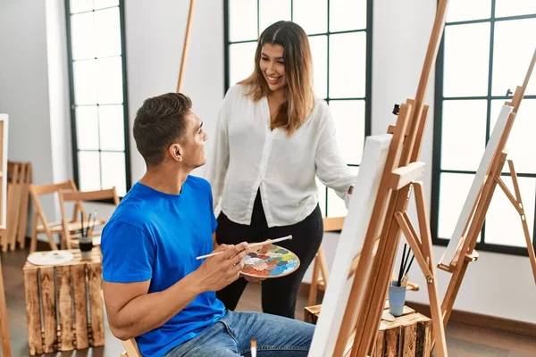 美術学校の生徒と先生が笑顔で絵を描く — ストック写真