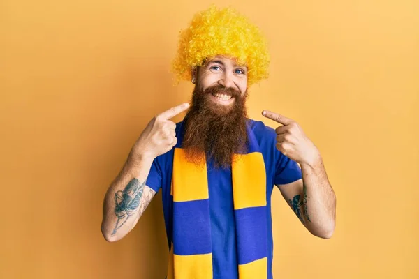 Homem Ruivo Com Barba Longa Futebol Jogo Torcida Hooligan Vestindo — Fotografia de Stock